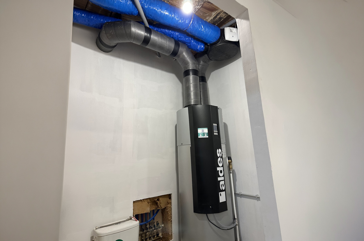 Centrale de ventilation double flux installée avec réseau de gaines pour le renouvellement et la récupération de chaleur de l’air intérieur dans le 64 (Pyrénées-Atlantiques).