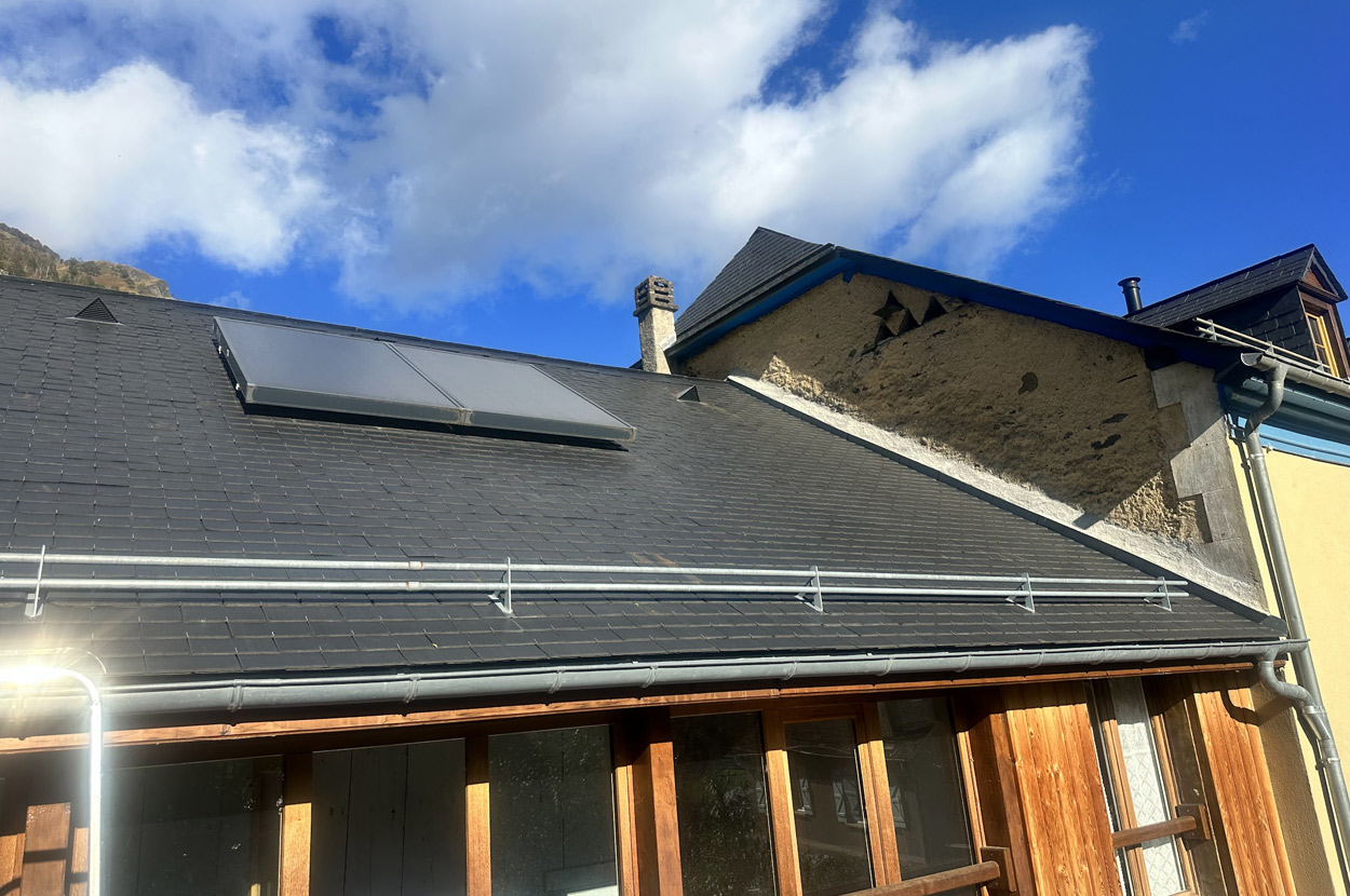 Capteurs solaires thermiques intégrés en toiture pour la production d’eau chaude à partir de l’énergie solaire dans le 64 (Pyrénées-Atlantiques).