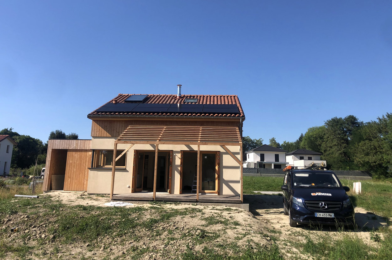 Maison individuelle équipée de panneaux solaires photovoltaïques installés en toiture dans le cadre d’un projet énergétique durable dans le 64 (Pyrénées-Atlantiques).