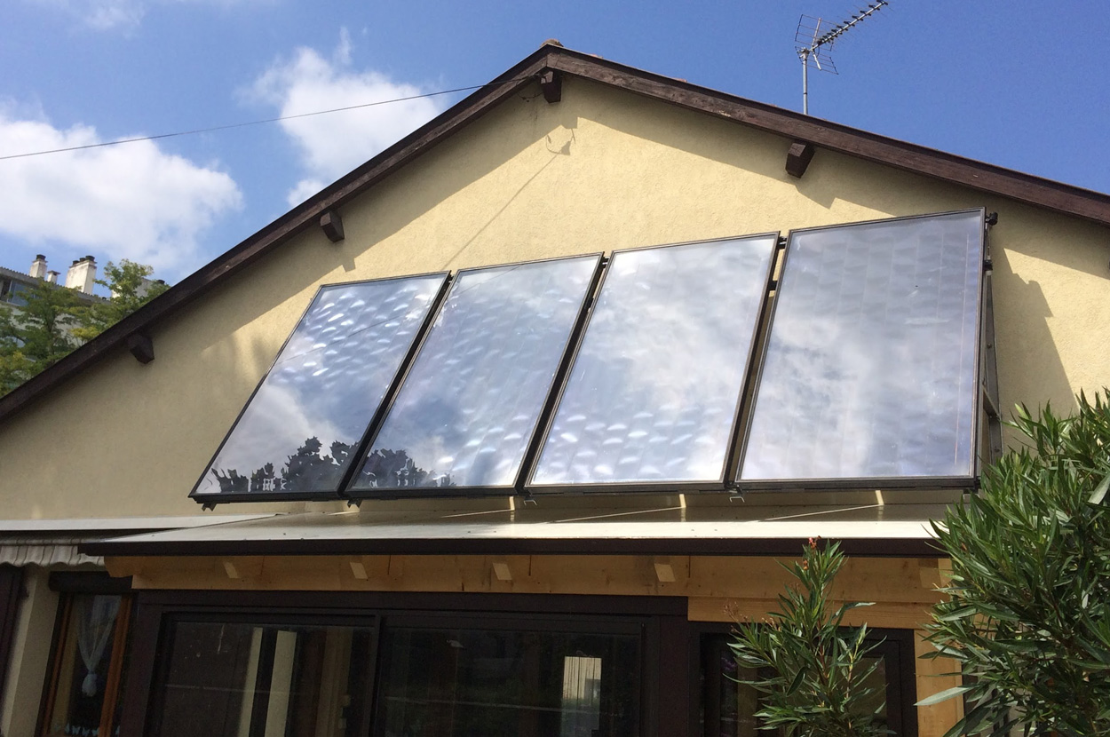 Capteurs solaires thermiques installés en façade de maison pour la production d’eau chaude grâce à l’énergie solaire dans le 64 (Pyrénées-Atlantiques).