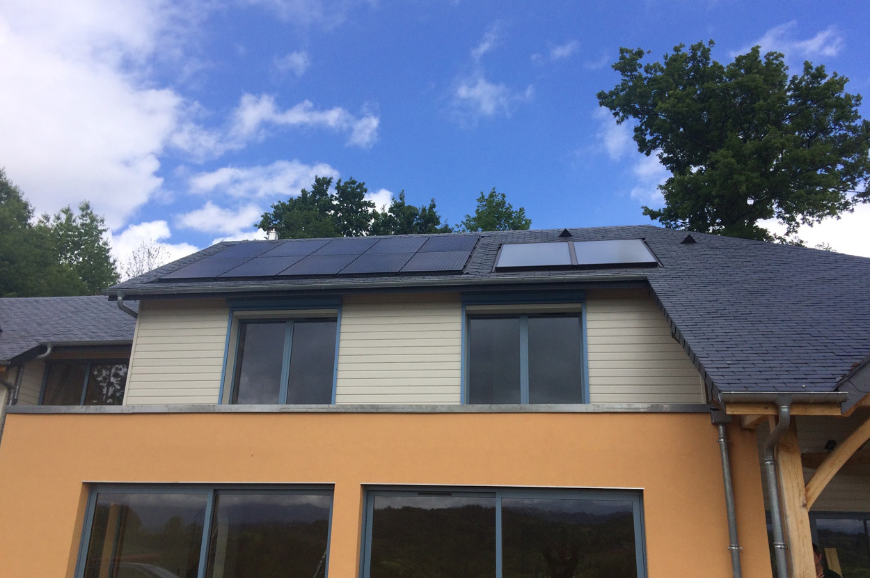 Installation combinée de panneaux photovoltaïques et de capteurs solaires thermiques sur la toiture d’une maison individuelle dans le 64 (Pyrénées-Atlantiques).