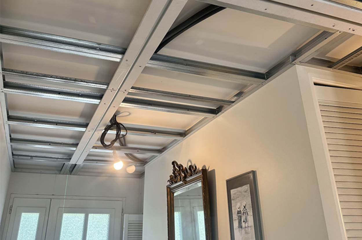 Éclairage LED linéaire intégré au plafond d’un couloir après rénovation électrique et aménagement intérieur dans le 64 (Pyrénées-Atlantiques).