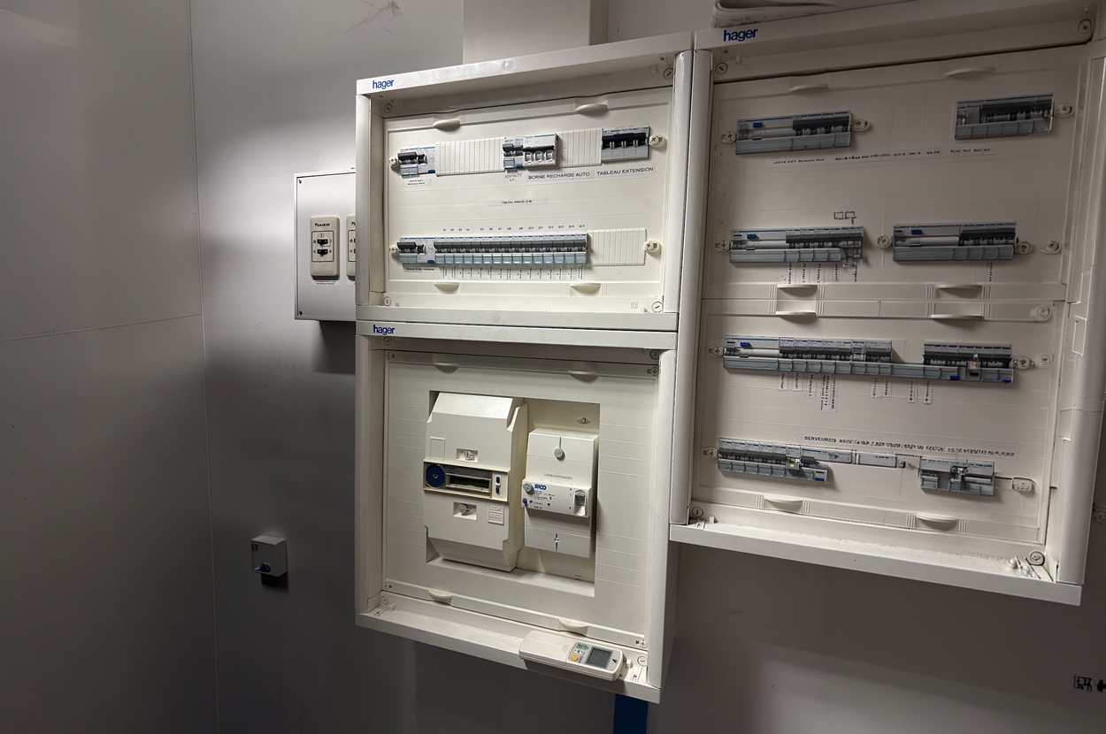 Tableau électrique résidentiel équipé de protections modulaires, disjoncteurs et circuits dédiés pour une installation conforme dans le 64 (Pyrénées-Atlantiques).