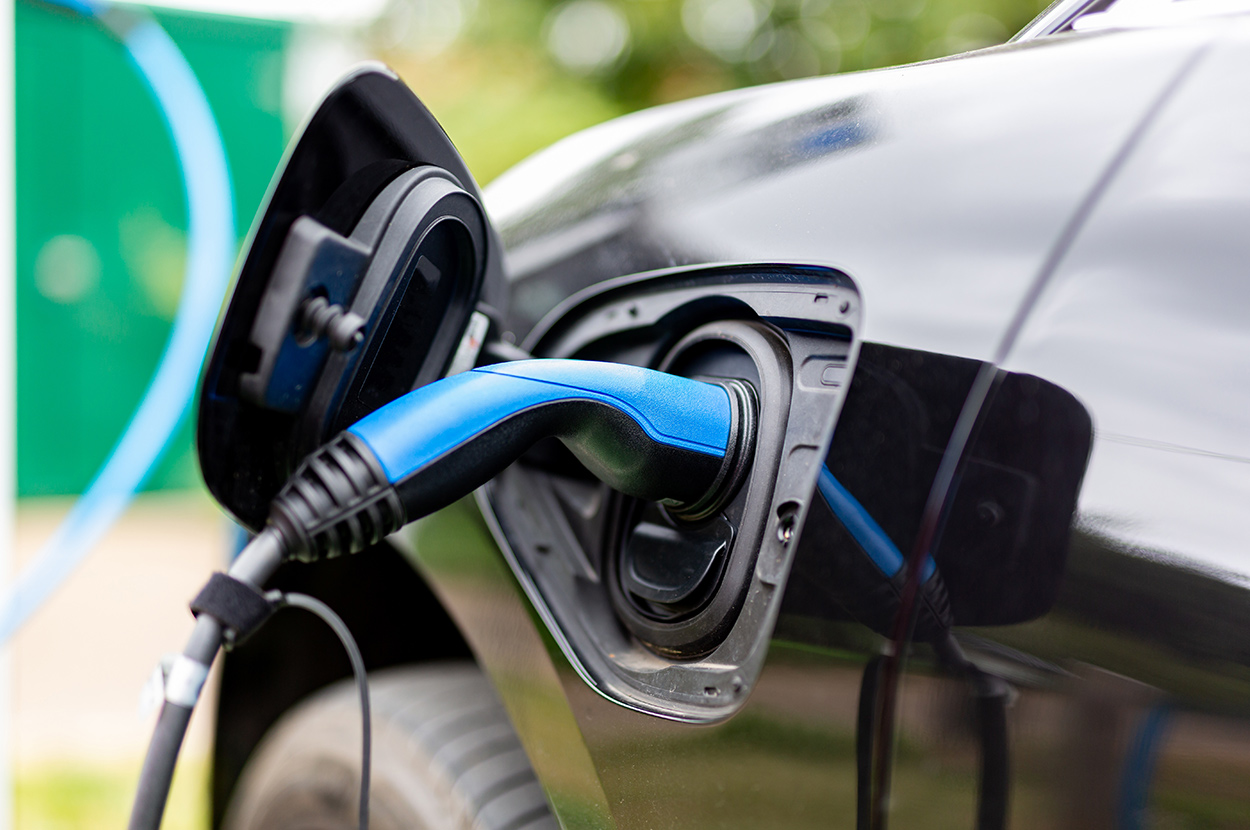 Installation d’une borne de recharge pour véhicule électrique avec connecteur branché sur une voiture électrique dans le 64 (Pyrénées-Atlantiques).