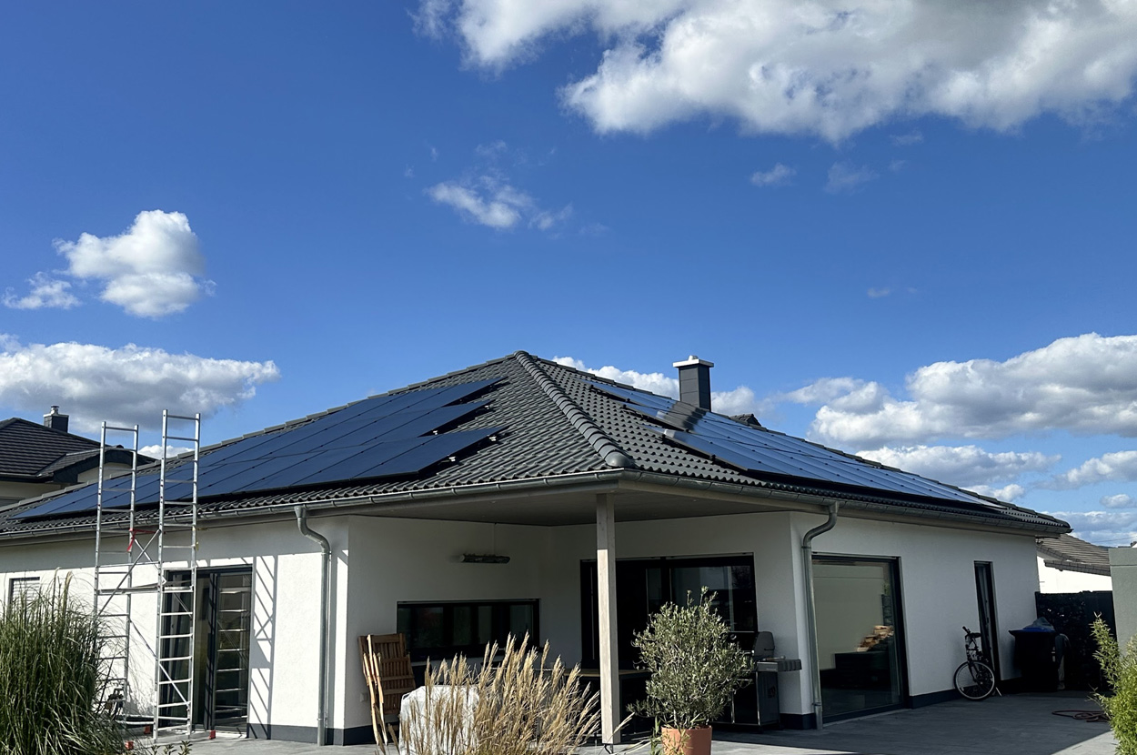 Installation photovoltaïque résidentielle sur toiture à quatre pans avec panneaux solaires répartis sur plusieurs orientations dans le 64 (Pyrénées-Atlantiques).