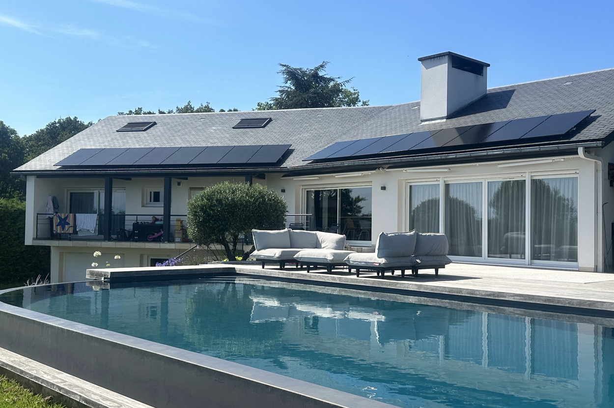 Installation photovoltaïque sur une maison contemporaine avec panneaux solaires répartis sur deux pans de toiture dans le 64 (Pyrénées-Atlantiques).