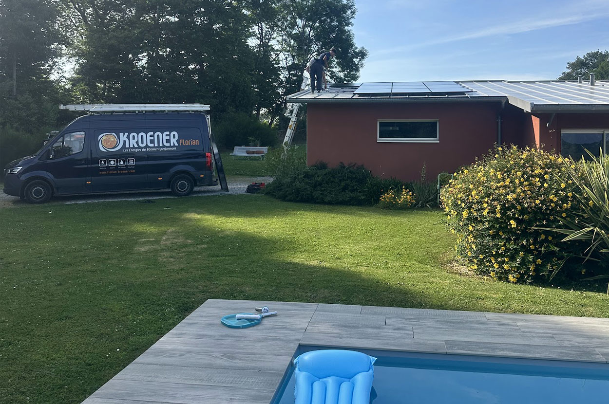 Installation de panneaux photovoltaïques en cours sur une maison individuelle avec technicien intervenant en toiture dans le 64 (Pyrénées-Atlantiques).