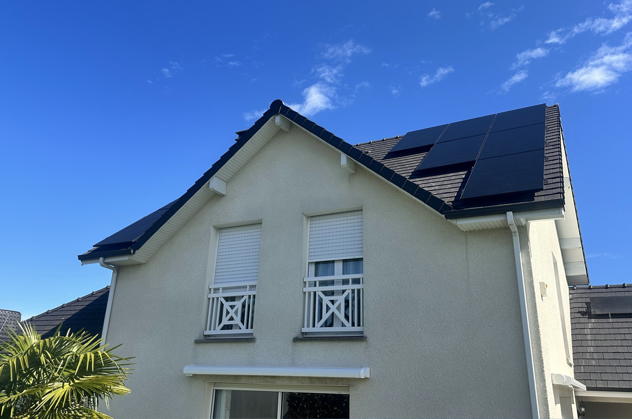 Installation de panneaux photovoltaïques sur la toiture d’une maison individuelle avec modules solaires à haut rendement dans le 64 (Pyrénées-Atlantiques).