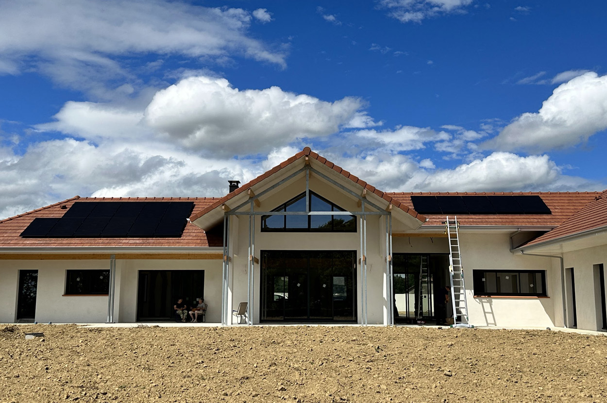 Installation photovoltaïque sur une maison individuelle neuve avec panneaux solaires intégrés sur deux pans de toiture dans le 64 (Pyrénées-Atlantiques).