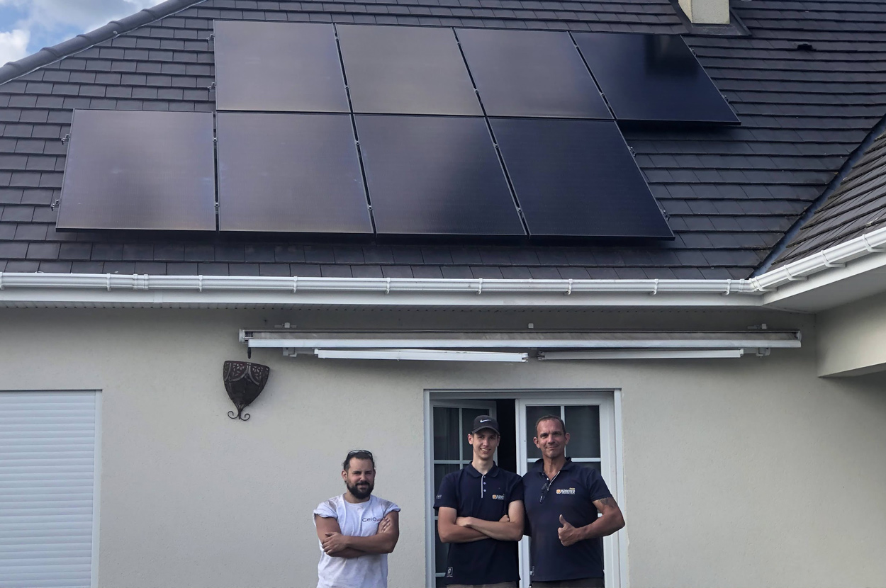 Installation photovoltaïque résidentielle sur toiture inclinée avec panneaux solaires nouvellement mis en service dans le 64 (Pyrénées-Atlantiques).