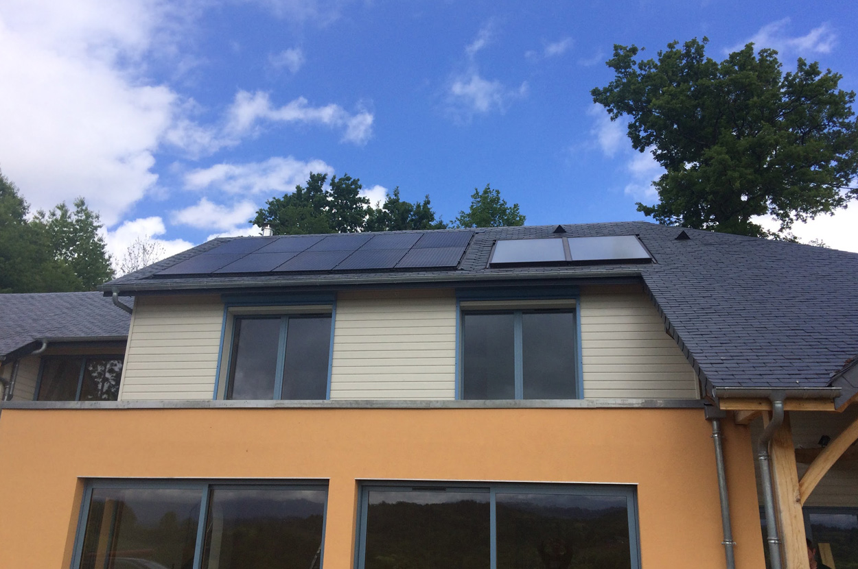 Installation combinée de panneaux photovoltaïques et de capteurs solaires thermiques sur la toiture d’une maison individuelle dans le 64 (Pyrénées-Atlantiques).