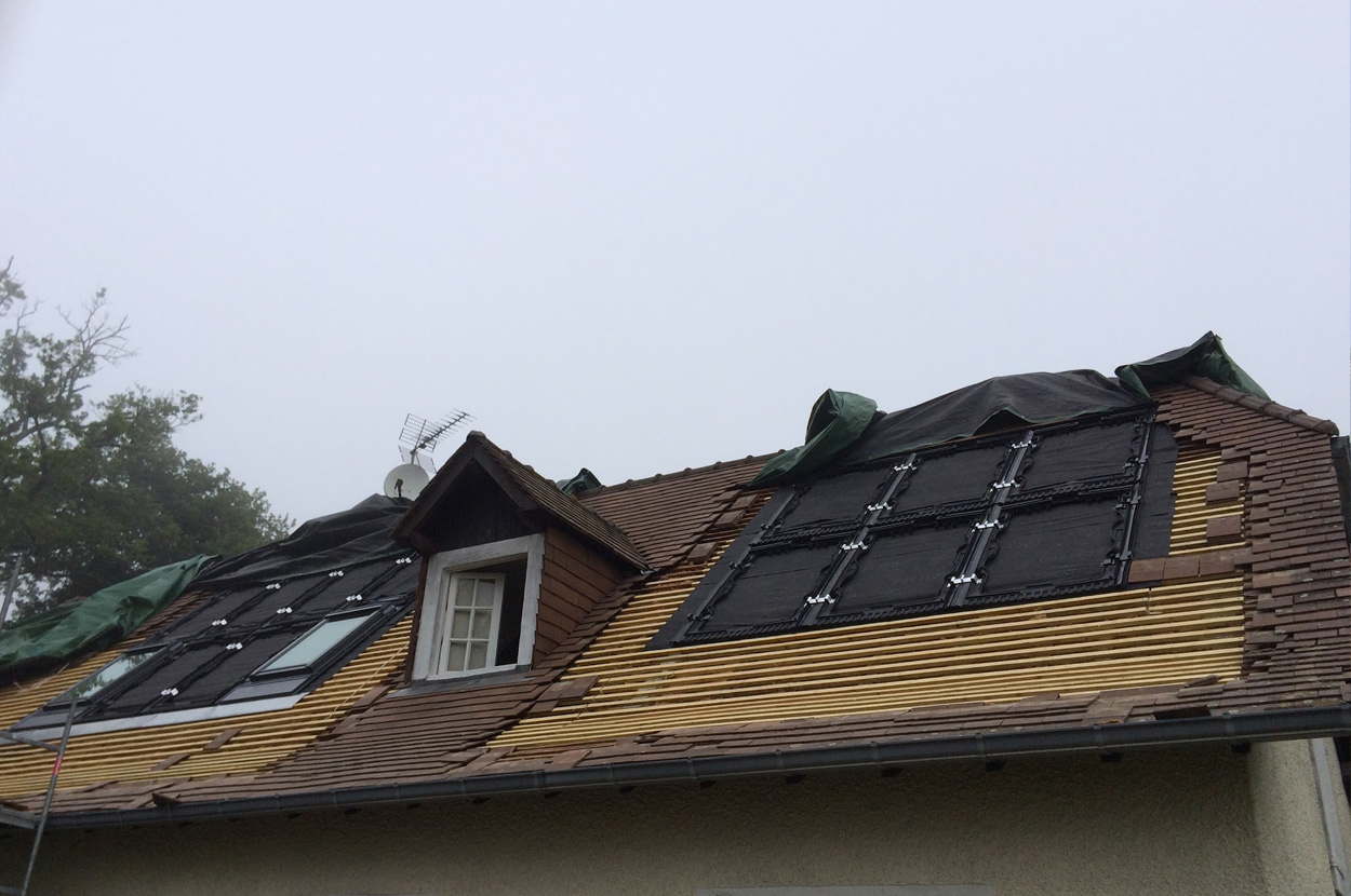 Pose de panneaux photovoltaïques intégrés en toiture lors d’un chantier d’installation solaire sur maison individuelle dans le 64 (Pyrénées-Atlantiques).