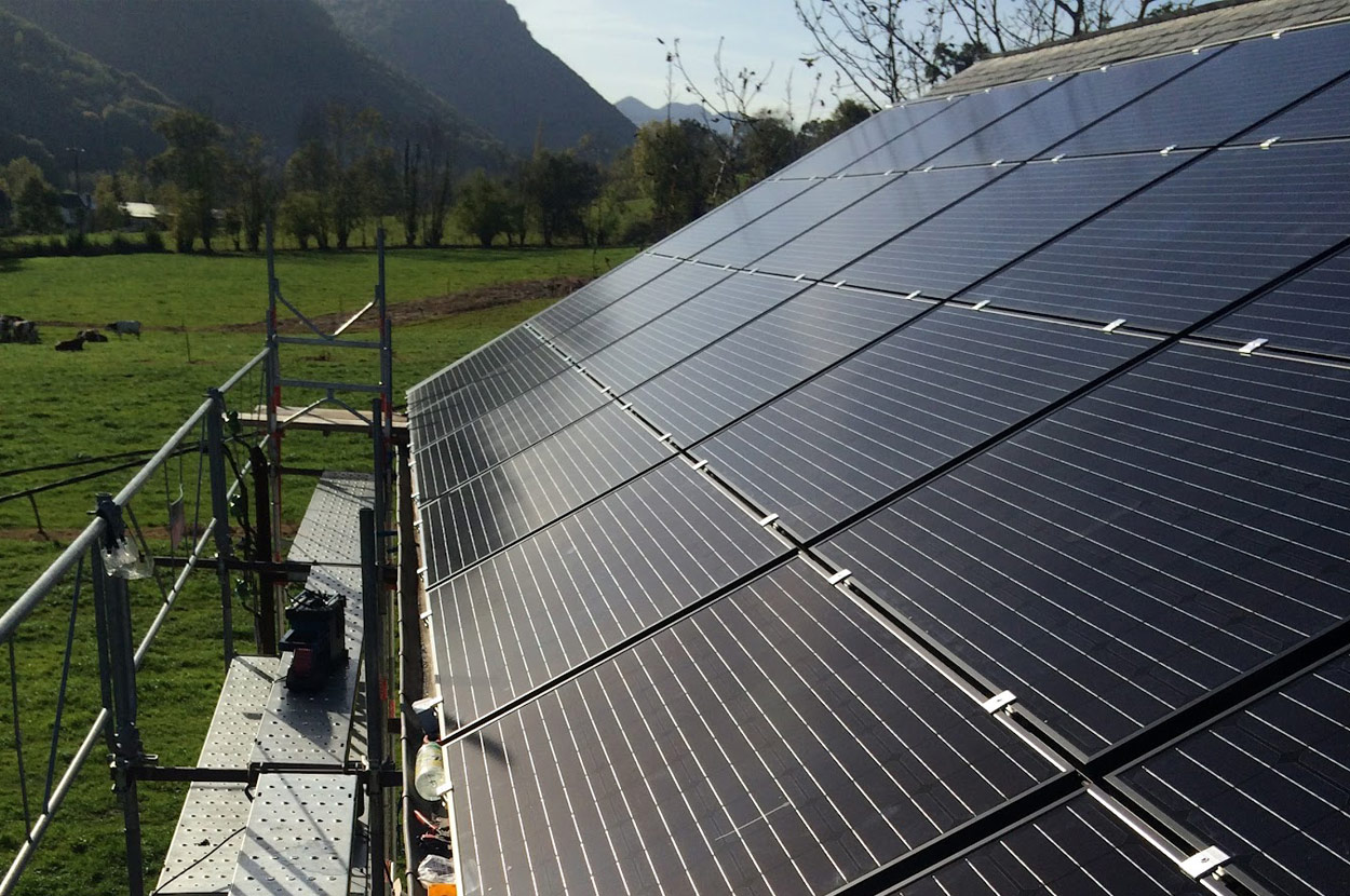Installation de panneaux photovoltaïques sur le toit d’une maison individuelle dans un environnement montagneux dans le 64 (Pyrénées-Atlantiques).
