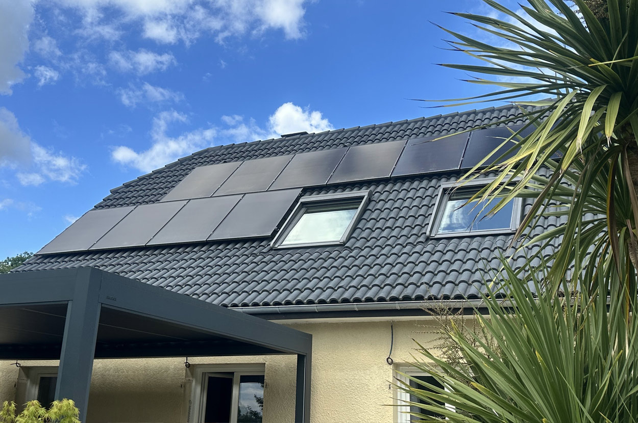 Installation de panneaux photovoltaïques intégrés en toiture sur une maison individuelle pour la production d’électricité solaire dans le 64 (Pyrénées-Atlantiques).