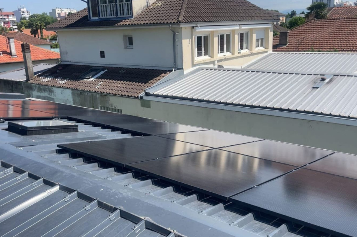 Panneaux photovoltaïques installés sur une toiture métallique pour la production d’électricité solaire en environnement résidentiel dans le 64 (Pyrénées-Atlantiques).