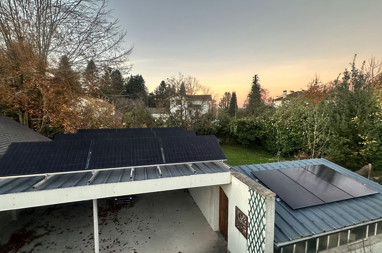 Panneaux photovoltaïques installés sur une toiture et un carport pour la production locale d’électricité solaire dans le 64 (Pyrénées-Atlantiques).