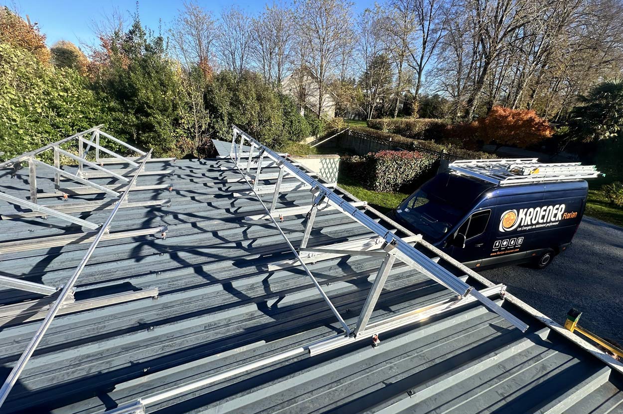 Structure de fixation pour panneaux photovoltaïques en cours d’installation sur une toiture métallique dans le 64 (Pyrénées-Atlantiques).
